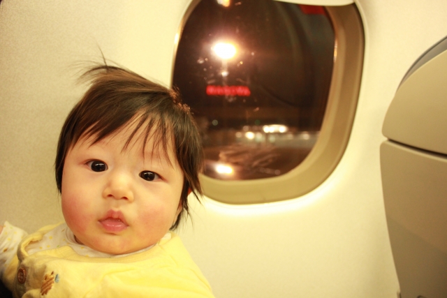 赤ちゃん　旅行　飛行機　機内